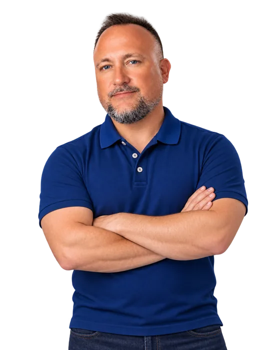 Néstor García Matilla, desarrollador web y colaborador de INUIK, con los brazos cruzados